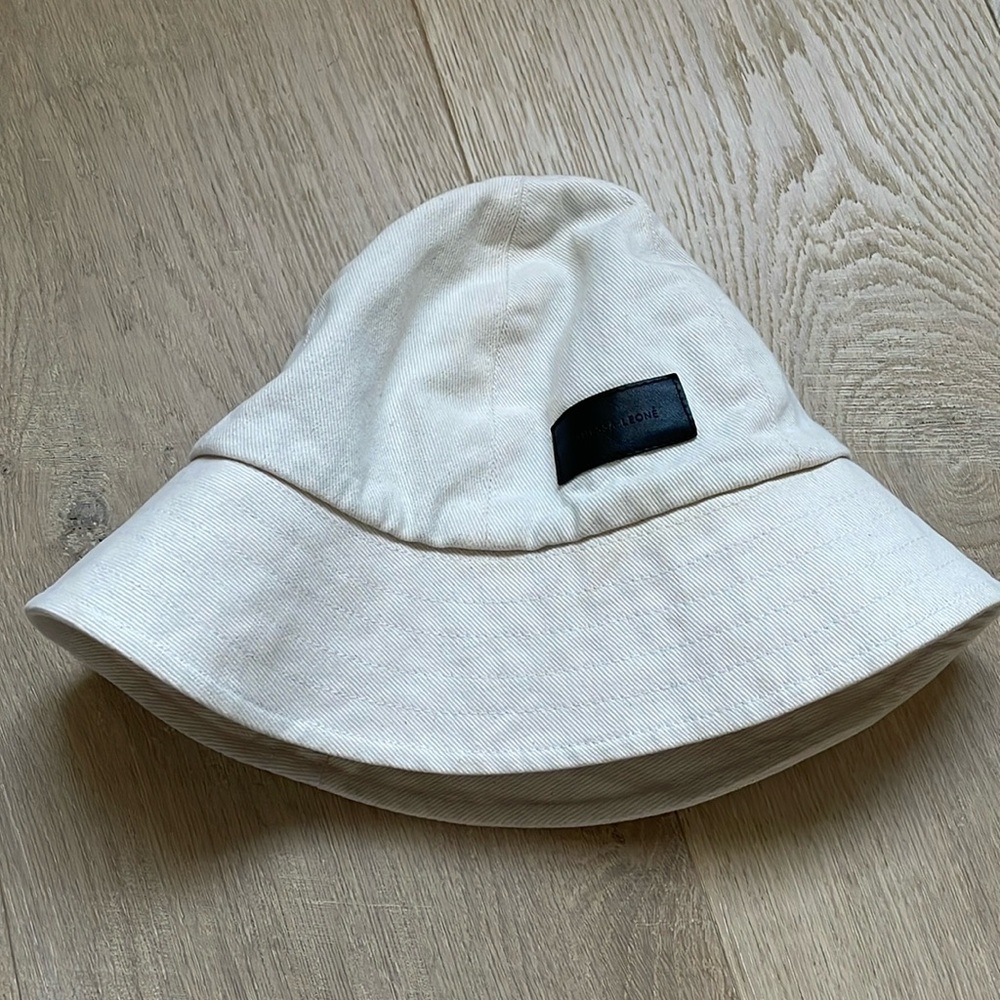 Janessa Leone Cotton Packable Hat in Off-White. Size Small.